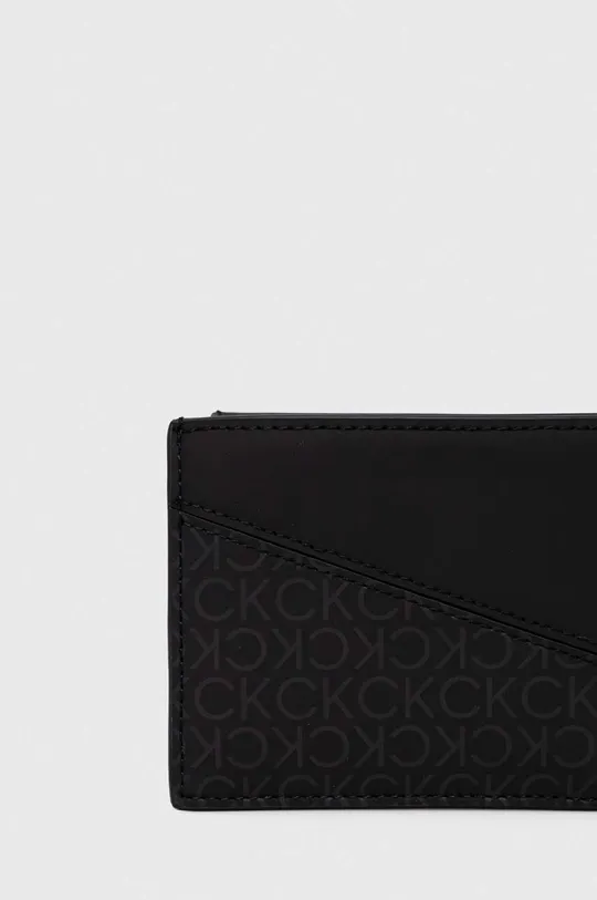 Peňaženka Calvin Klein  1. látka: 95 % Polyuretán, 5 % Polyester 2. látka: 100 % Prírodná koža