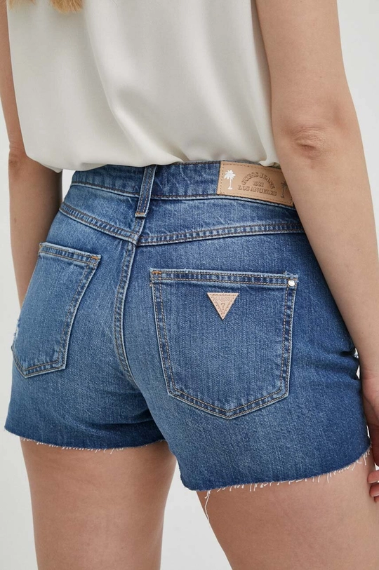 Jeans kratke hlače Guess  Glavni material: 66 % Bombaž, 34 % Viskoza Podloga: 70 % Poliester, 30 % Bombaž