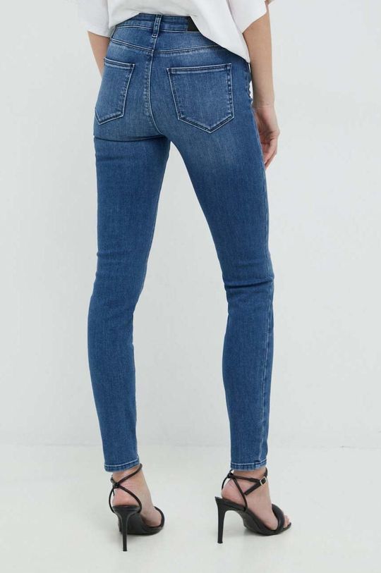 Karl Lagerfeld jeansi Ikonik 2.0  Materialul de baza: 82% Bumbac, 16% Poliester , 2% Elastan Captuseala buzunarului: 65% Poliester , 35% Bumbac