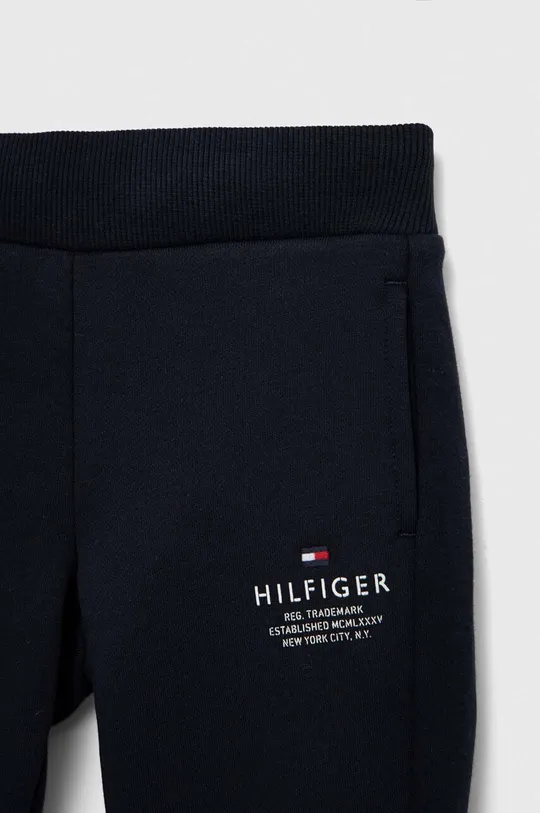 Детские спортивные штаны Tommy Hilfiger  Основной материал: 88% Хлопок, 12% Полиэстер Резинка: 95% Хлопок, 5% Эластан