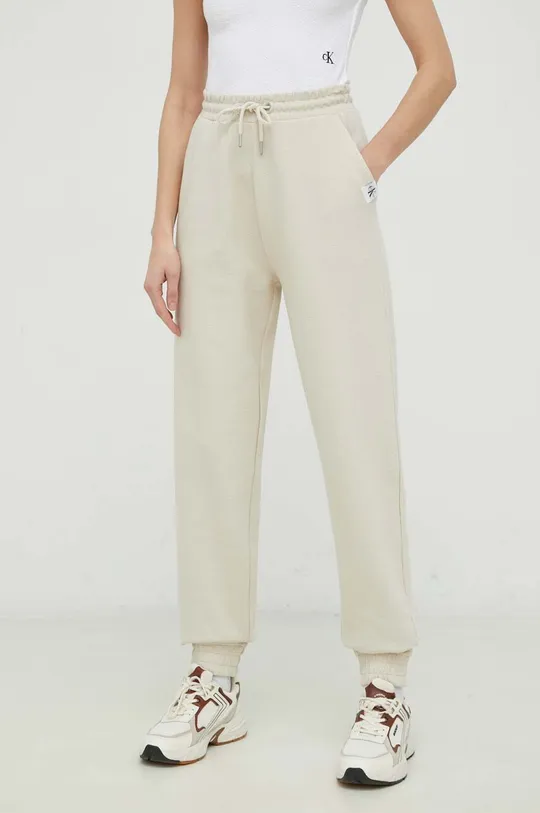 beżowy Calvin Klein Jeans spodnie dresowe bawełniane Damski