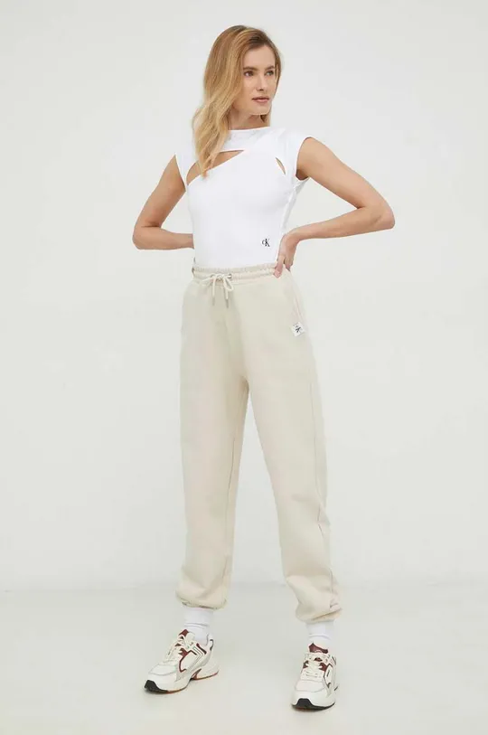 Βαμβακερό παντελόνι Calvin Klein Jeans μπεζ