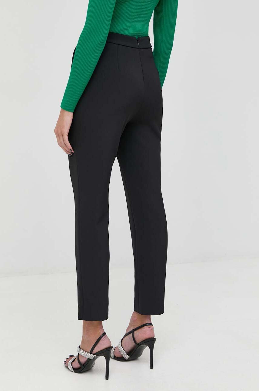 Kalhoty Pinko  Hlavní materiál: 96 % Polyester, 4 % Elastan Podšívka: 62 % Acetát, 38 % Polyester