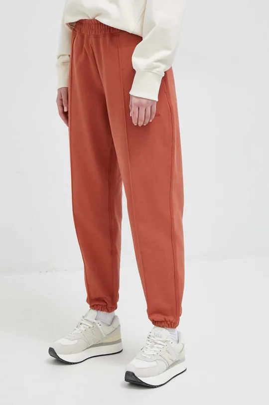 czerwony New Balance spodnie dresowe bawełniane Damski