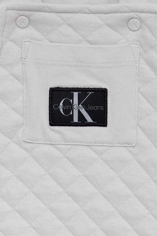 Ромпер для младенцев Calvin Klein Jeans  Основной материал: 78% Хлопок, 22% Полиэстер Отделка: 95% Хлопок, 5% Эластан