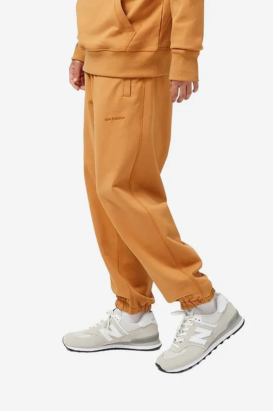 Памучен спортен панталон New Balance оранжев
