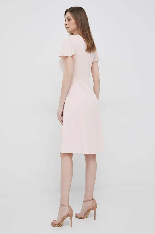 Šaty Lauren Ralph Lauren  Základná látka: 94 % Polyester, 6 % Elastan Podšívka: 95 % Polyester, 5 % Elastan