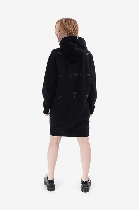 Βαμβακερό φόρεμα MCQ Hoodie μαύρο