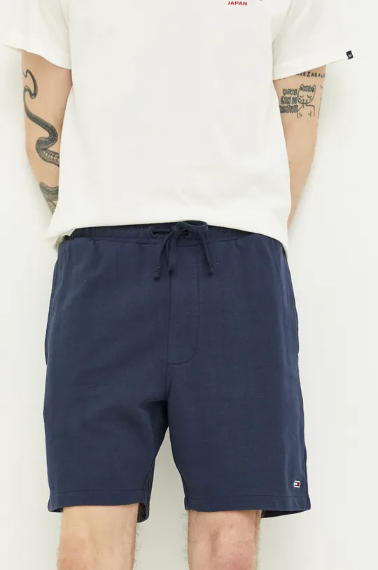 mornarsko modra Bombažne kratke hlače Tommy Jeans Moški