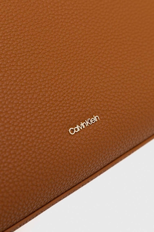 Torba Calvin Klein  Temeljni materijal: 51% Poliester, 49% Poliuretan Postava: 100% Poliester