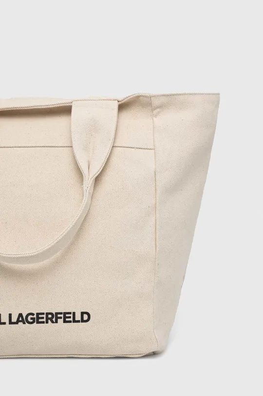 Torbica Karl Lagerfeld  Glavni material: 57 % Recikliran bombaž, 37 % Bombaž, 6 % Poliuretan Podloga: 60 % Recikliran bombaž, 40 % Bombaž