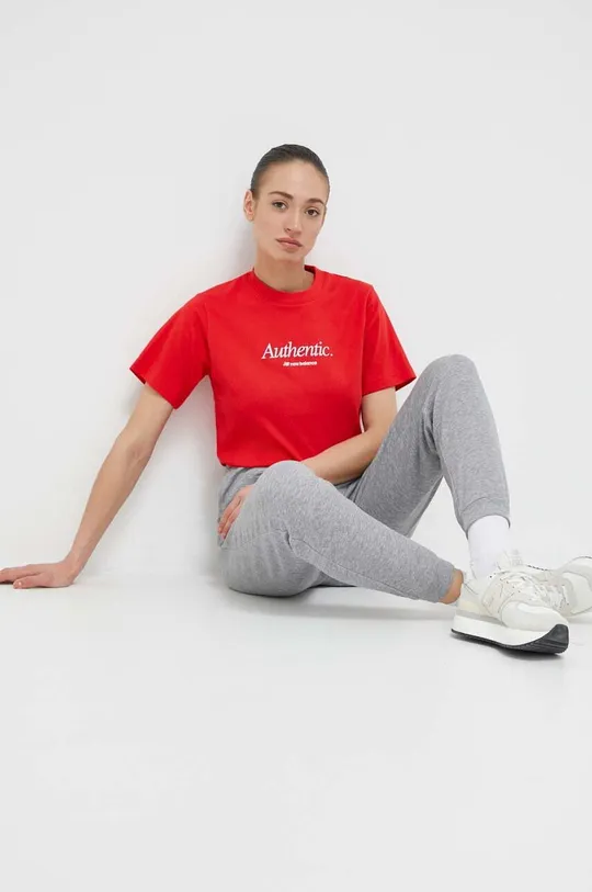 κόκκινο Βαμβακερό μπλουζάκι New Balance Γυναικεία
