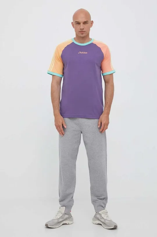 Хлопковая футболка adidas Originals фиолетовой