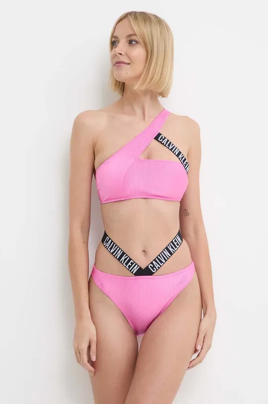 Calvin Klein bikini alsó Jelentős anyag: 85% poliamid, 15% elasztán Bélés: 92% poliészter, 8% elasztán Ragasztószalag: 86% poliészter, 14% elasztán