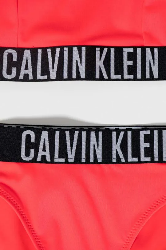 Calvin Klein Jeans kétrészes gyerek fürdőruha Jelentős anyag: 78% poliészter, 22% elasztán Bélés: 92% poliészter, 8% elasztán Ragasztószalag: 86% poliészter, 14% elasztán