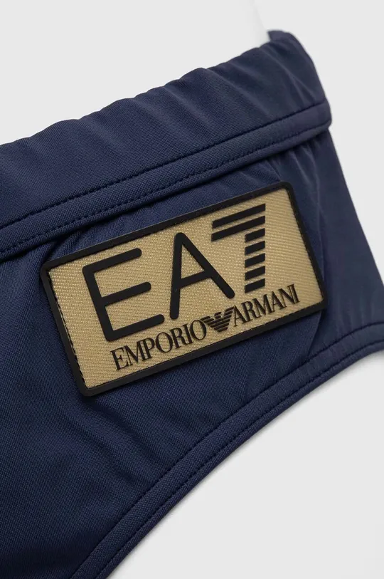 Kupaće gaćice EA7 Emporio Armani Temeljni materijal: 80% Poliamid, 20% Elastan Postava: 88% Poliester, 12% Elastan