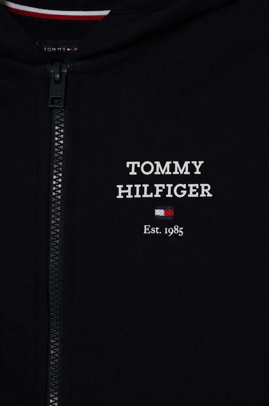 Otroški pulover Tommy Hilfiger Glavni material: 88 % Bombaž, 12 % Poliester Podloga kapuce: 100 % Bombaž Patent: 95 % Bombaž, 5 % Elastan