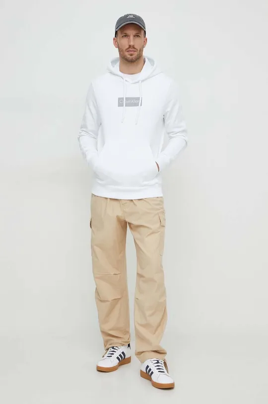 Bombažen pulover Calvin Klein bela