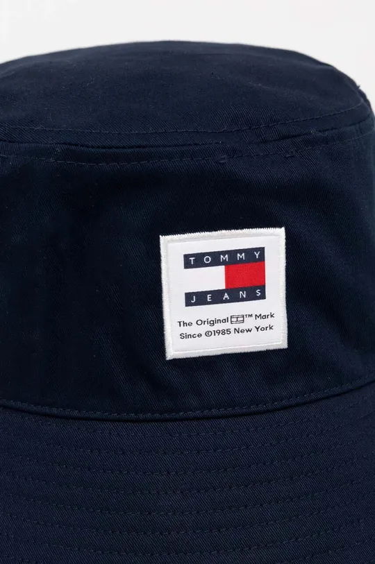 Bombažni klobuk Tommy Jeans mornarsko modra