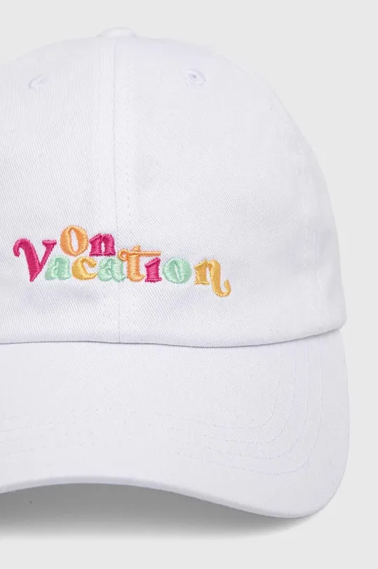 Βαμβακερό καπέλο του μπέιζμπολ On Vacation Enjoy Enjoy λευκό
