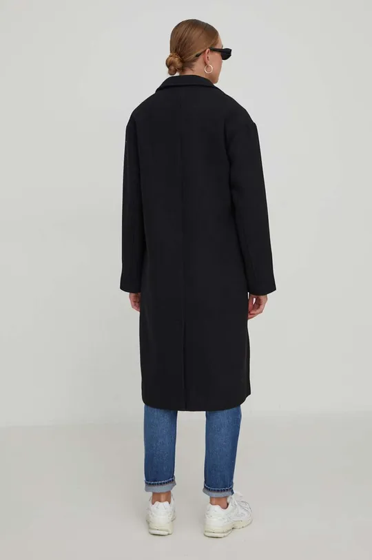 Пальто с примесью шерсти Tommy Jeans Основной материал: 68% Полиэстер, 32% Шерсть Подкладка: 100% Полиэстер