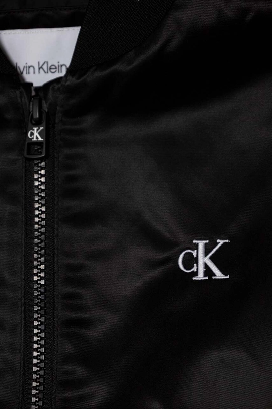 Calvin Klein Jeans kurtka bomber dziecięca Materiał zasadniczy: 100 % Poliamid Podszewka: 100 % Poliester Ściągacz: 97 % Poliester, 3 % Elastan 