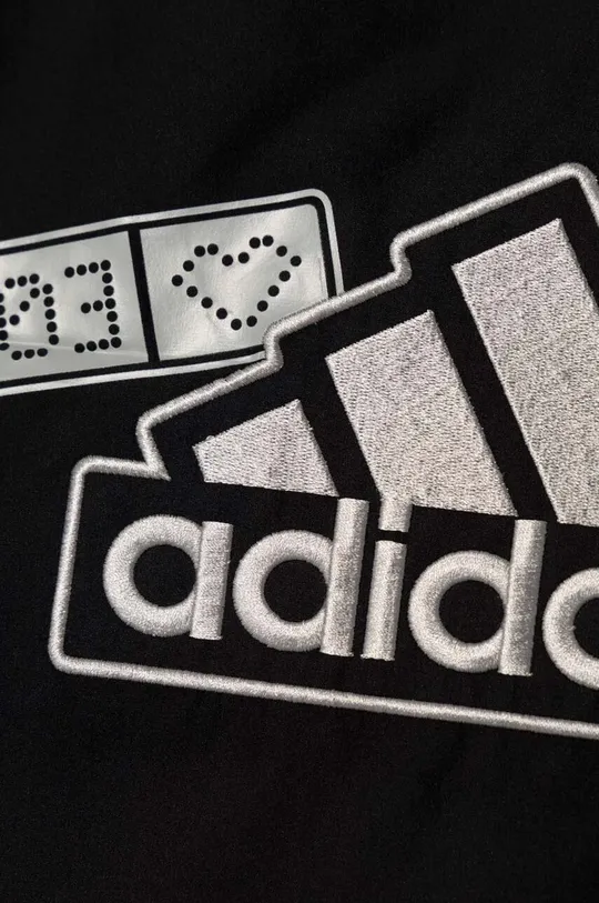 Detská bunda bomber adidas Základná látka: 100 % Recyklovaný polyester  Podšívka: 100 % Recyklovaný polyester  Elastická manžeta: 95 % Polyester, 5 % Spandex