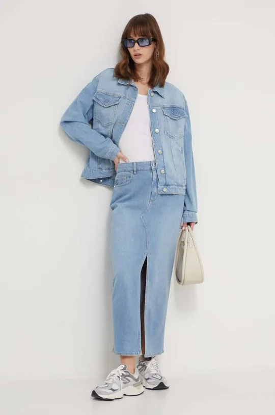 Chiara Ferragni giacca di jeans blu