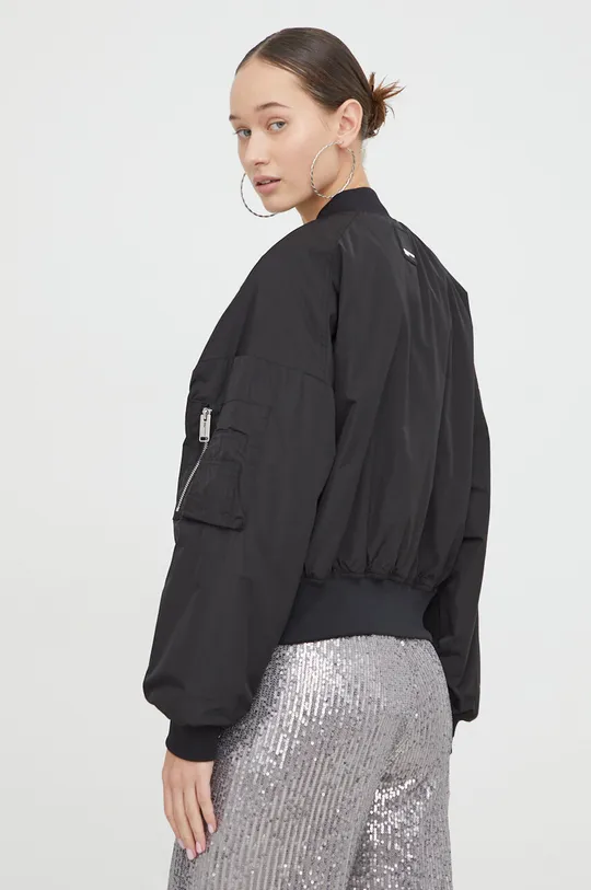 Куртка-бомбер Karl Lagerfeld Jeans Основний матеріал: 100% Вторинний поліестер Підкладка: 100% Вторинний поліамід Наповнювач: 100% Вторинний поліестер Резинка: 98% Поліестер, 2% Еластан