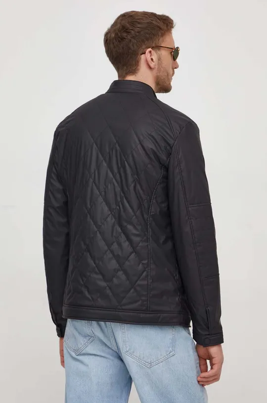Куртка Guess Основной материал: 100% Полиэстер с полиуретановым покрытием Подкладка: 100% Полиэстер Наполнитель: 100% Полиэстер