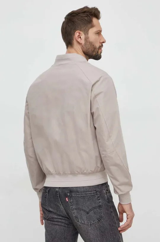 Куртка-бомбер Calvin Klein Основний матеріал: 70% Бавовна, 30% Нейлон Підкладка: 100% Поліестер Резинка: 98% Поліестер, 2% Еластан
