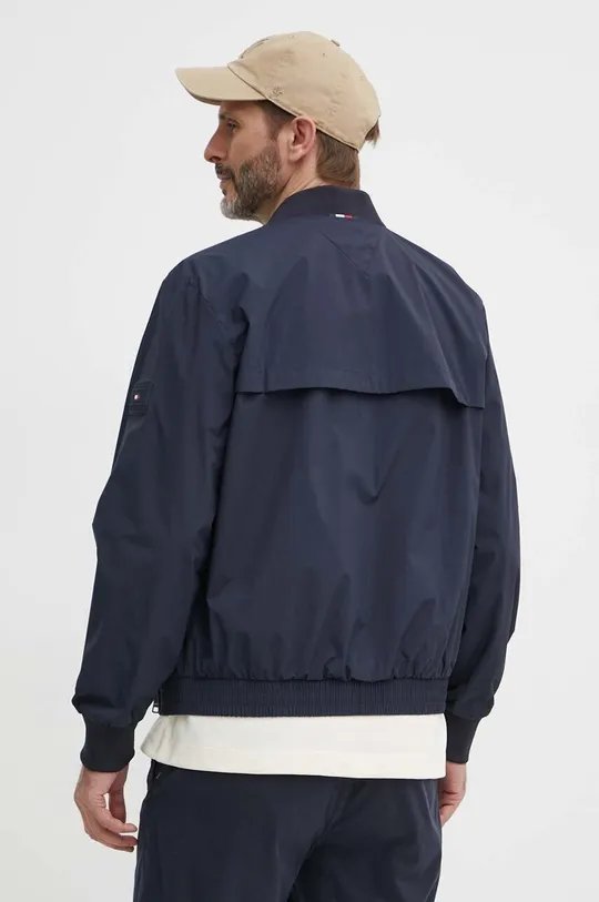 Куртка-бомбер Tommy Hilfiger Основной материал: 100% Полиамид Подкладка: 100% Полиэстер Резинка: 98% Полиэстер, 2% Эластан