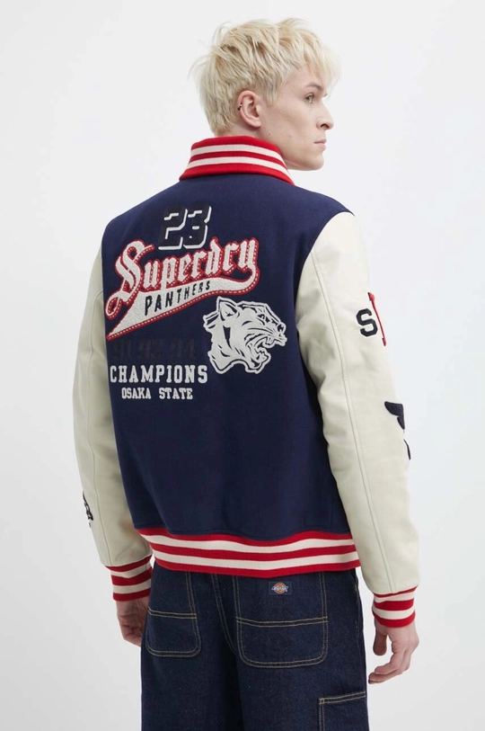 Шерстяная куртка-бомбер Superdry Основной материал: 52% Шерсть, 44% Полиэстер, 2% Акрил, 2% Полиамид Подкладка: 100% Вторичный полиэстер Наполнитель: 100% Переработанный полиэстер Резинка: 72% Полиэстер, 27% Хлопок, 1% Эластан