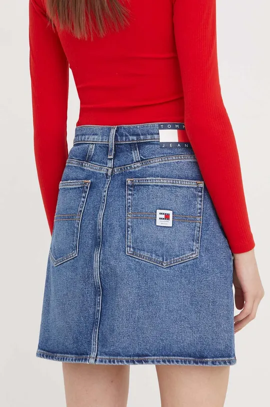 Джинсовая юбка Tommy Jeans Основной материал: 99% Хлопок, 1% Эластан Другие материалы: 79% Хлопок, 20% Переработанный хлопок, 1% Эластан
