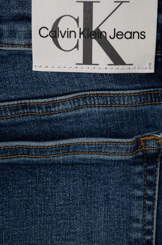 Детские джинсы Calvin Klein Jeans Основной материал: 98% Хлопок, 2% Эластан Другие материалы: 78% Хлопок, 20% Переработанный хлопок, 2% Эластан