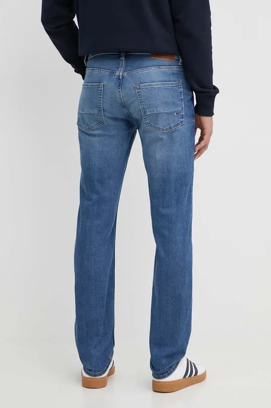 Tommy Hilfiger jeans Materiale principale: 80% Cotone, 18% Poliestere, 2% Elastam Altri materiali: 60% Cotone, 20% Cotone riciclato, 18% Poliestere, 2% Elastam