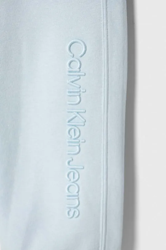Detské tepláky Calvin Klein Jeans Základná látka: 60 % Bavlna, 40 % Polyester Elastická manžeta: 97 % Bavlna, 3 % Elastan