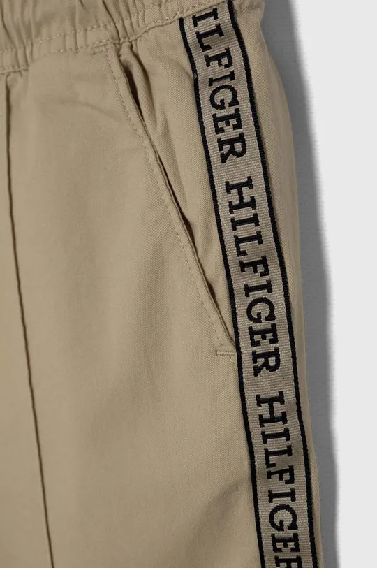 Детские брюки Tommy Hilfiger Основной материал: 98% Хлопок, 2% Эластан Лента: 100% Полиэстер