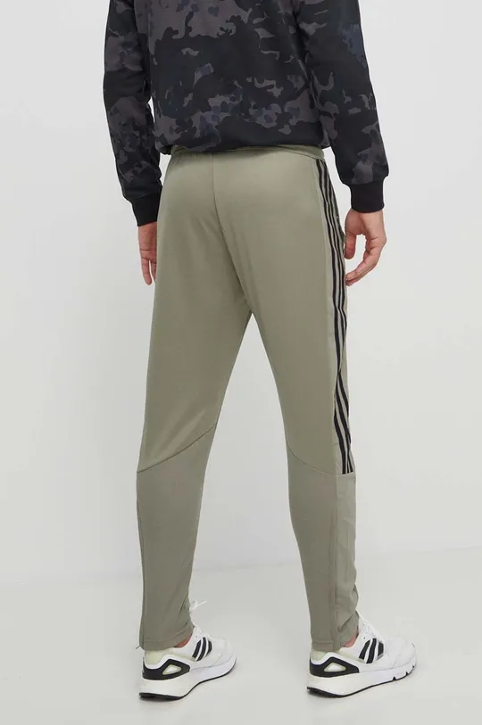 Spodnji del trenirke adidas TIRO Glavni material: 70 % Recikliran poliester, 30 % Bombaž Vstavki: 60 % Bombaž, 35 % Recikliran poliester, 5 % Elastan Dodaten material: 100 % Bombaž