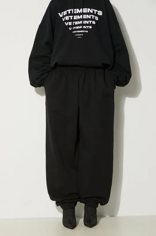 Παντελόνι φόρμας VETEMENTS Embroidered Logo μαύρο
