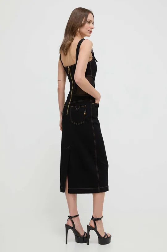 Джинсовое платье Versace Jeans Couture Основной материал: 99% Хлопок, 1% Эластан Вставки: 87% Полиамид, 13% Эластан