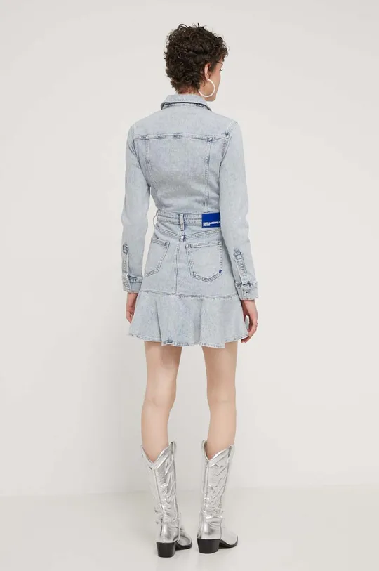 Джинсовое платье Karl Lagerfeld Jeans Основной материал: 99% Органический хлопок, 1% Эластан Подкладка кармана: 65% Полиэстер, 35% Органический хлопок