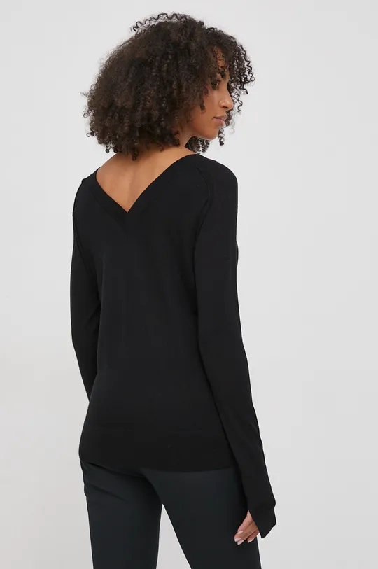Шерстяной свитер Calvin Klein Основной материал: 100% Шерсть Резинка: 83% Шерсть, 15% Полиамид, 2% Эластан