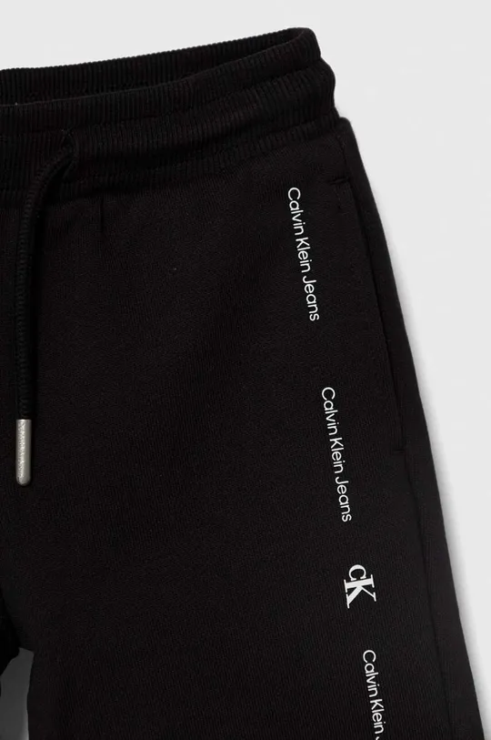 Otroške bombažne kratke hlače Calvin Klein Jeans Glavni material: 100 % Bombaž Patent: 97 % Bombaž, 3 % Elastan
