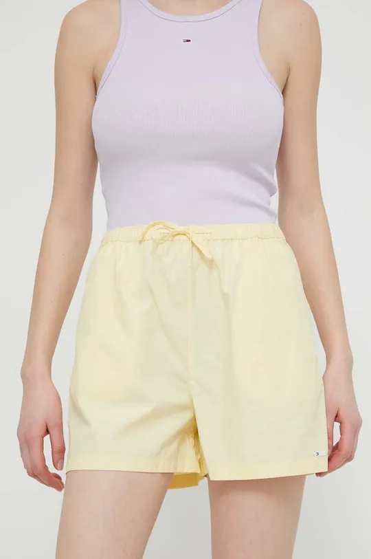 sárga Tommy Jeans pamut rövidnadrág Női