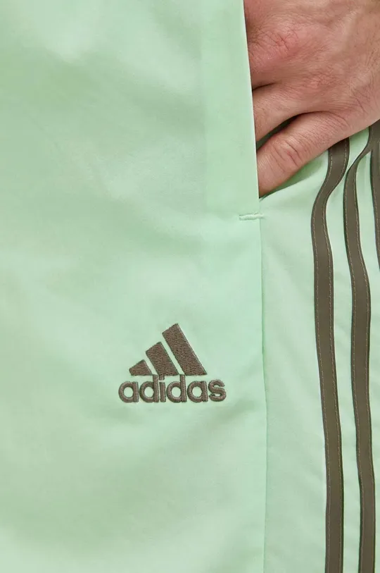 zöld adidas edzős rövidnadrág