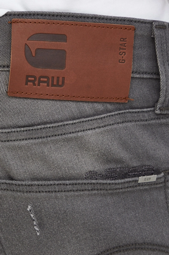 G-Star Raw pantaloncini di jeans Materiale principale: 70% Cotone, 28% Poliestere riciclato, 2% Elastam Fodera delle tasche: 65% Poliestere riciclato, 35% Cotone biologico Applicazione: 100% Pelle bovina