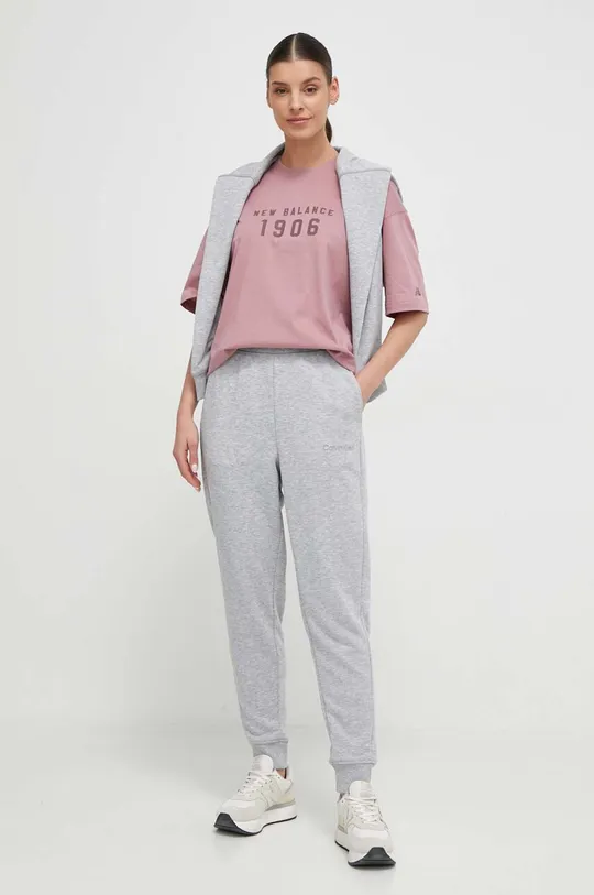 Βαμβακερό μπλουζάκι New Balance ροζ