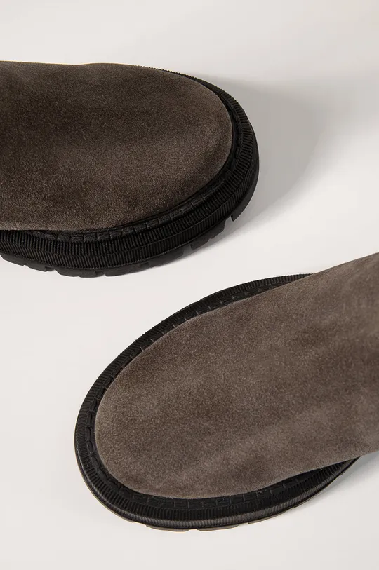 Answear Lab magasszárú cipő velúrból <p> Szár: szarvasbőr Belseje: textil Talp: szintetikus anyag</p>