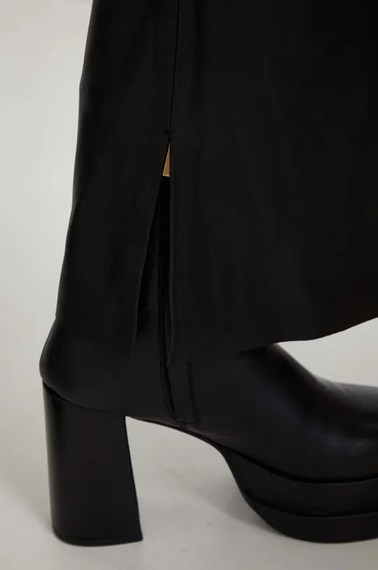 črna Answear Lab usnjene hlače z naramnicami X omejena kolekcija NO SHAME